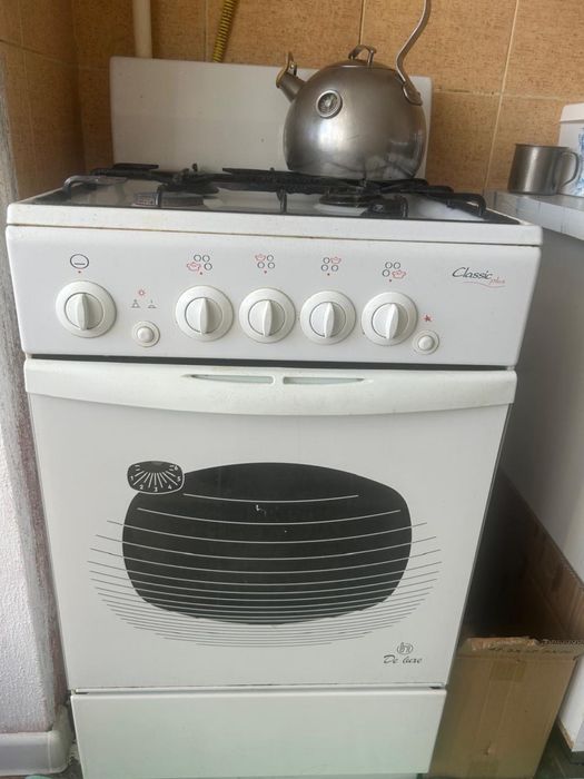 Газовая плита четырёх камфорный с духовкой