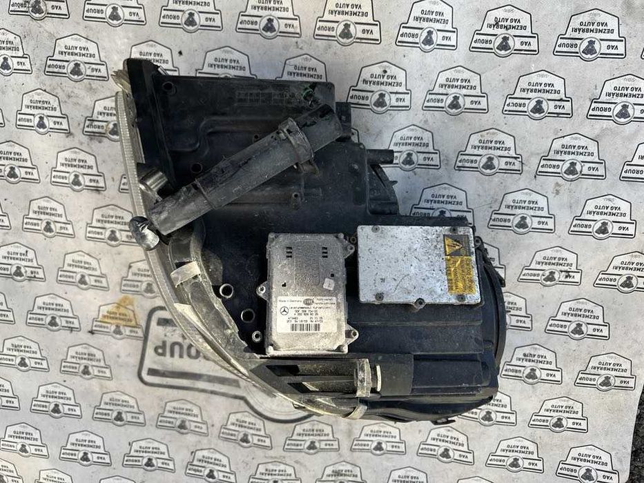 Far dreapta Mercedes CLS w219 2010 xenon complet