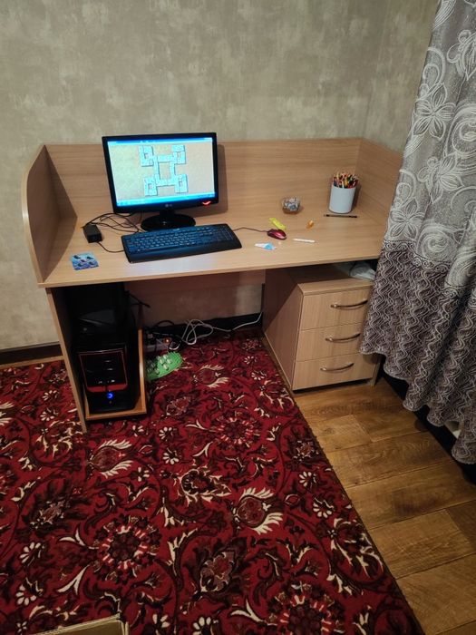 Офисный, компьютерный стол в отличном состоянии