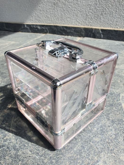 Професионален куфар за козметика