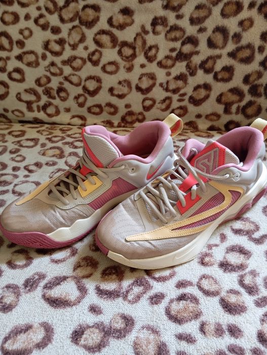Vând adidași Nike gianis