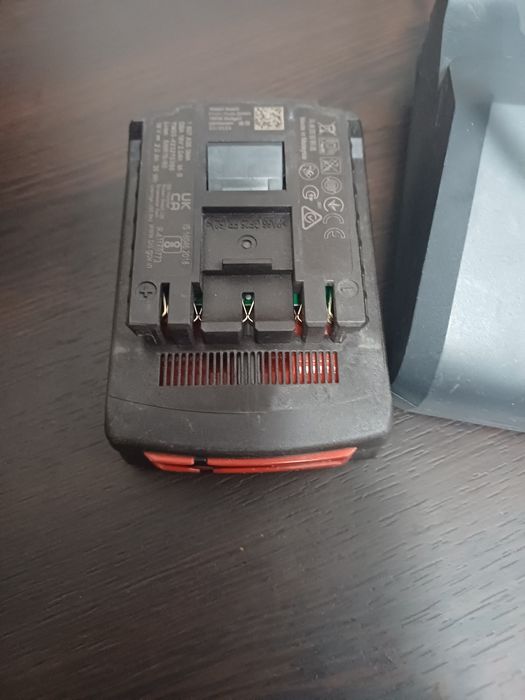 Чисто нова батерия 18V със заряднодно BOSCH