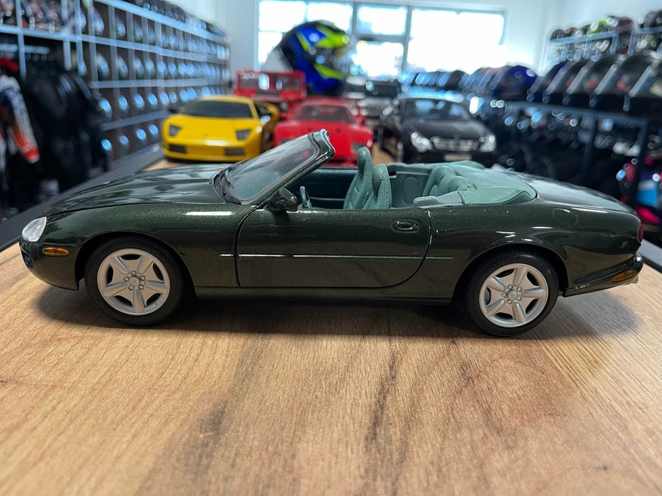 Метална колекционерска количка  модел JAGUAR XK-8 Cabriolet 2000г.1:18