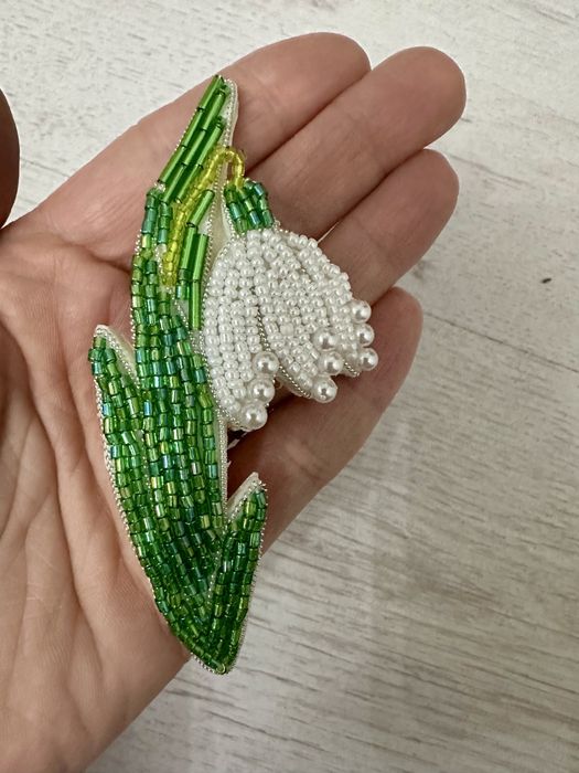 Brosa martisor Ghiocel lucrat manual pret 60 lei