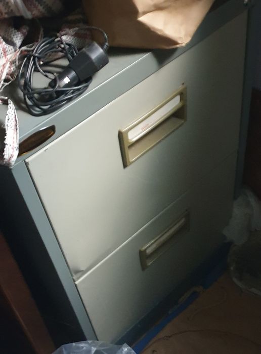 Продам офисный железную тумбочку.