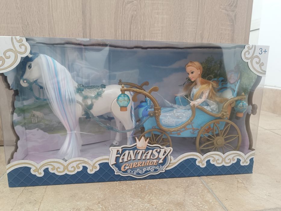 Каляска с кукла и конче