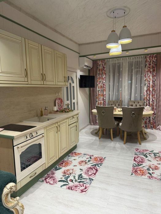 Дава се под наем Тристаен апартамент в София, Център - 80 кв.м за 767.55 € - Снимка #1