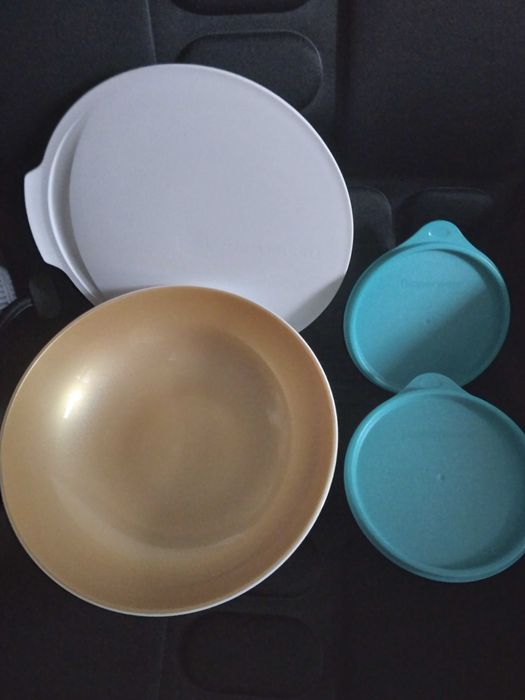Boluri cu capac Tupperware