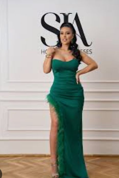 Rochie lungă cu crăpătură pe picior