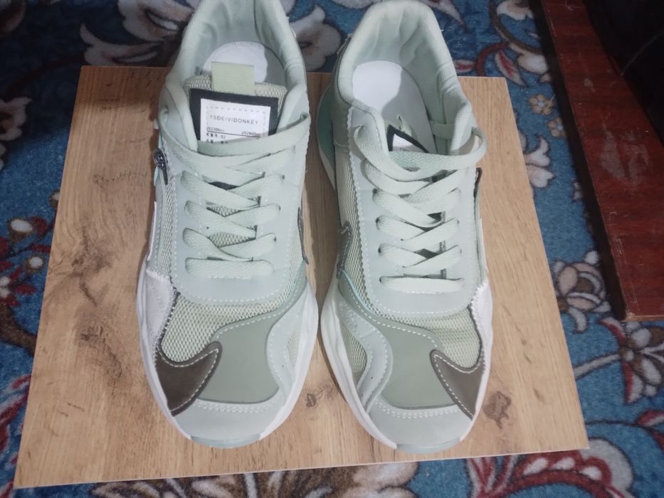 Кроссовки красивые очень хорошие новые