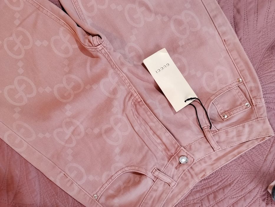 Pantaloni roz pudra, Gucci