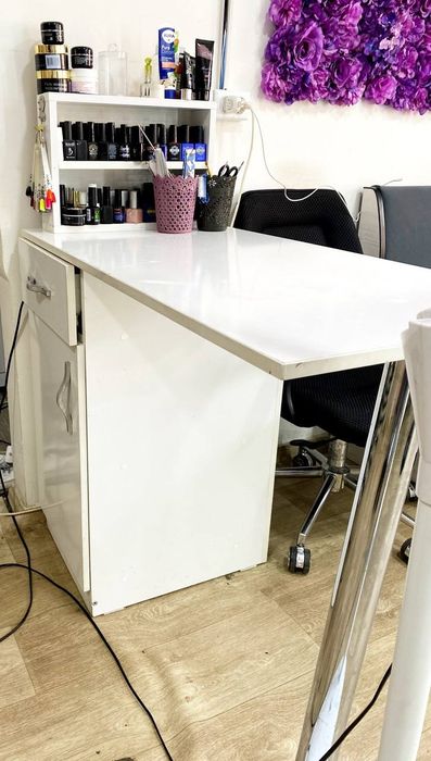 Маникюрный стол почти новый