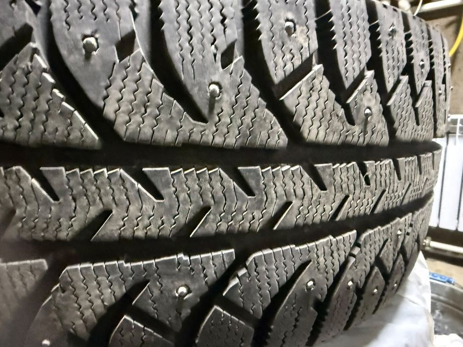 Шины зимние шипы Bridgestone 7000