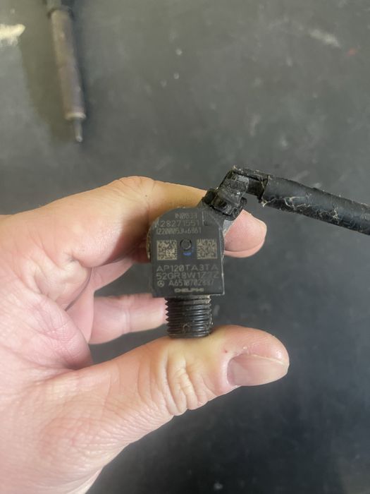 Injector Mercedes 2.2CDI Cod-28271551