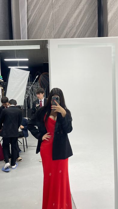 красное атлас платье