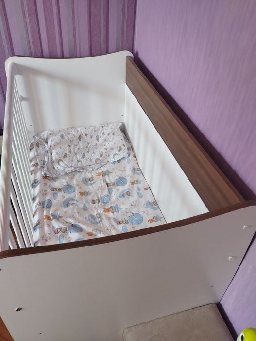 Детско-креватче със механизъм за люлеене