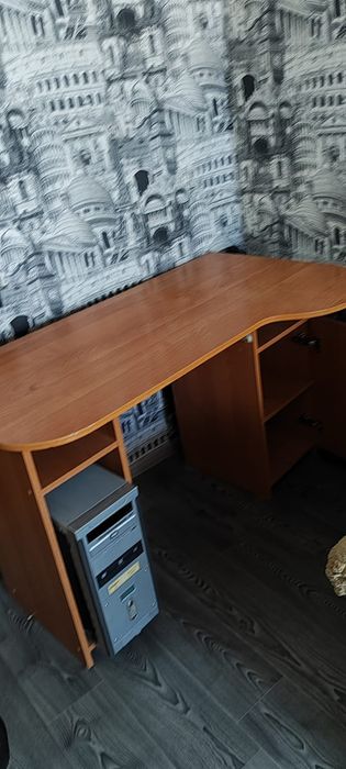 Компьютерный стол. Б/у . В хорошем состоянии.