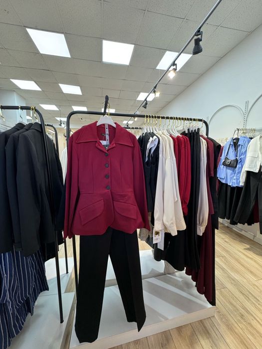 Продается рейлы для одежды /вешало  рейл напольное