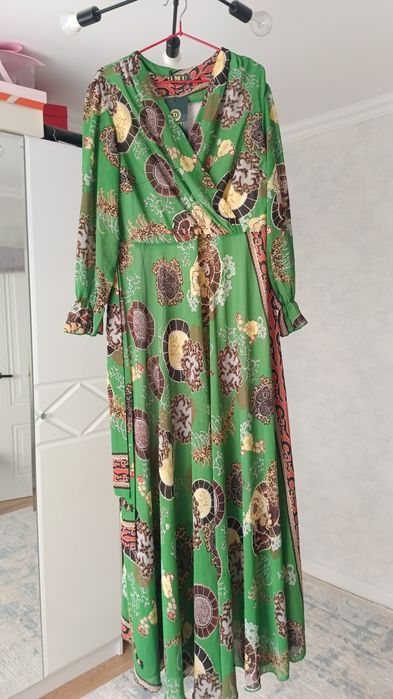 Продам 2 платья новые. Ни разу не одевались.