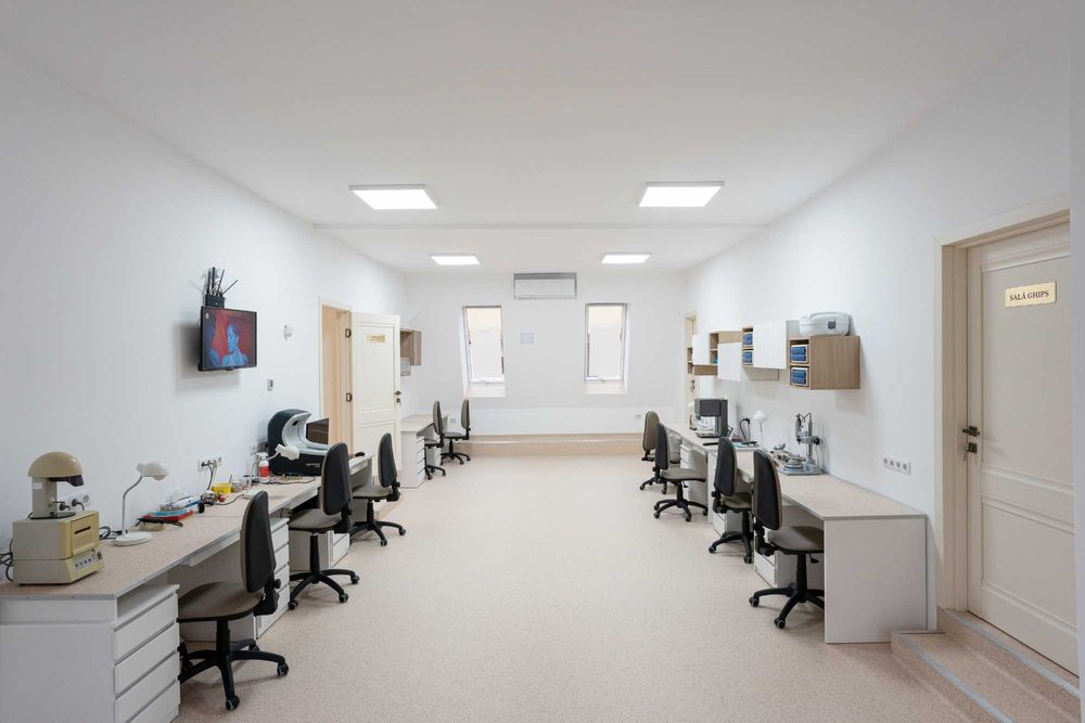 Dau in chirie mese in laborator dentar