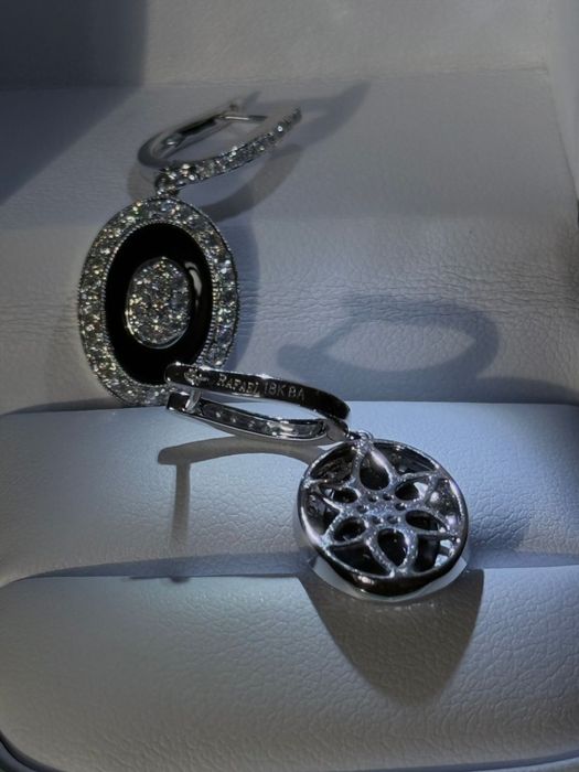 Продам серьги золотые с бриллиантами оригинал