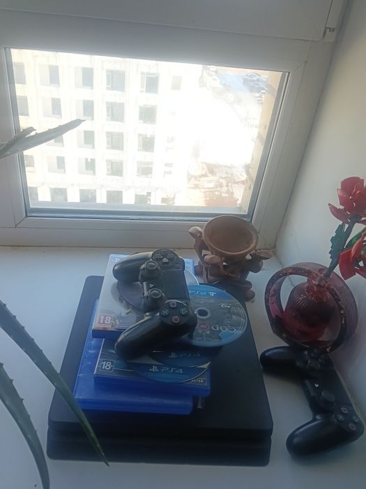 Плейстешен 4 в хорошем состоянии