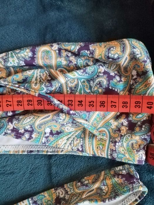 Costum de baie din doua piese, multicolor, marime L.  Purtat o singura
