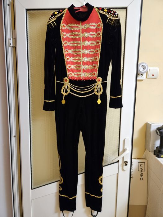 Costum gimnastica