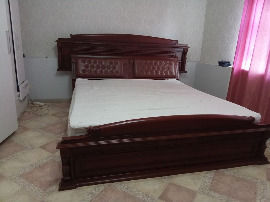 Продам двуспальную кровать с матрасом