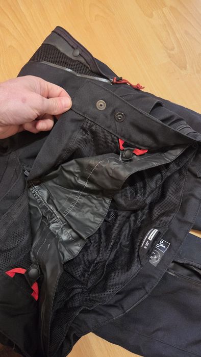 Мото Яке, Панталон, Ботуши