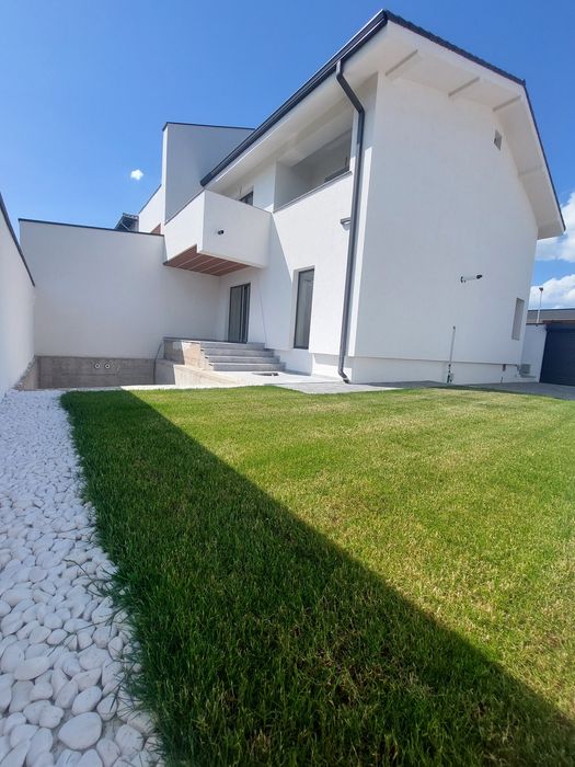 Casă modernă 105 mp cu piscină,curte amenajată, finisaje premium