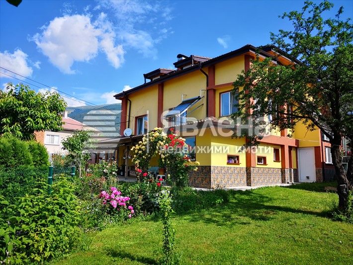 Напълно реновирана къща в с.Антон