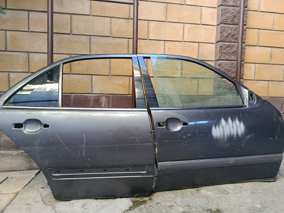 Продам двери Мерседес  Бенс,