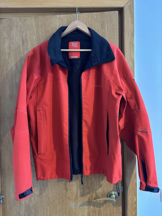 Geaca anti-vant si rezistenta la apa