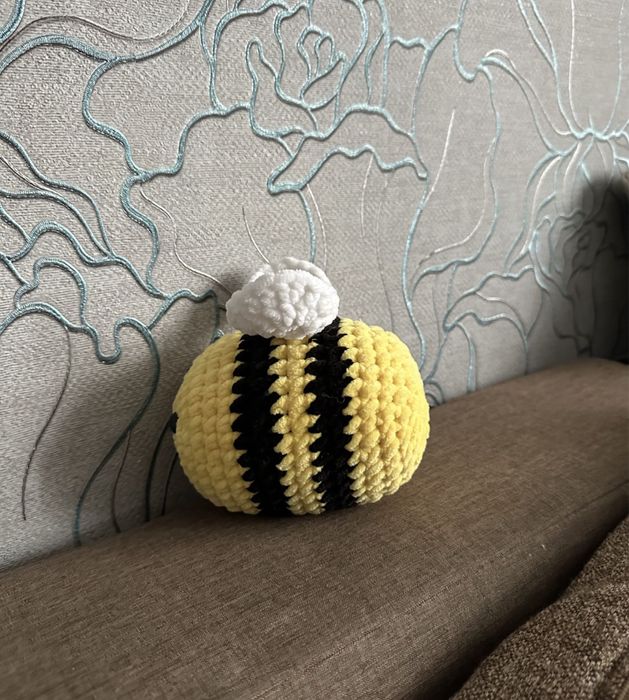 вязанная пчелка