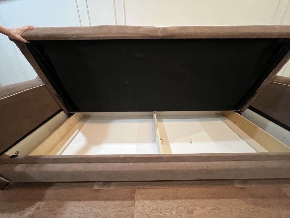 Диван для гостиной.