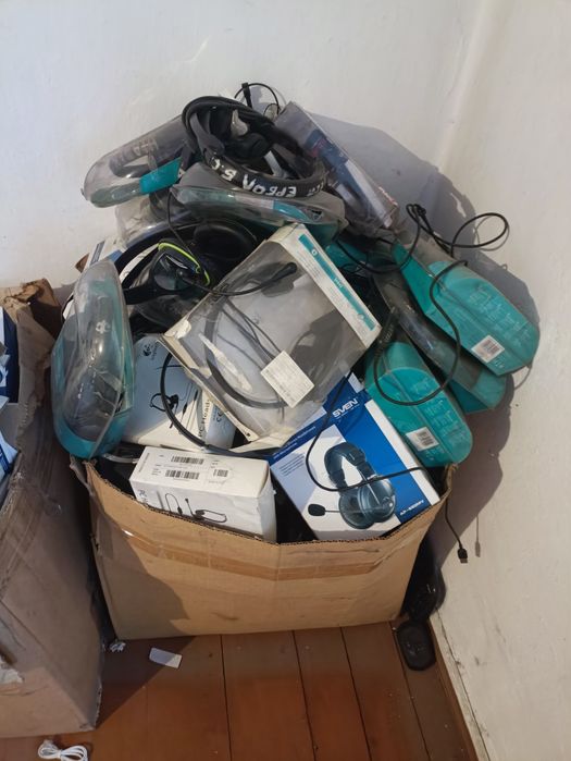 Три коробки колонок и наушников