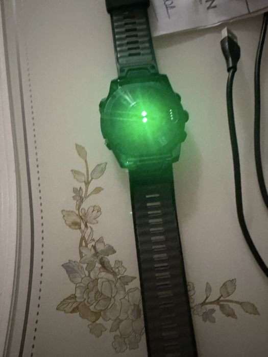 Продавам смарт часовник Garmin Fenix 8