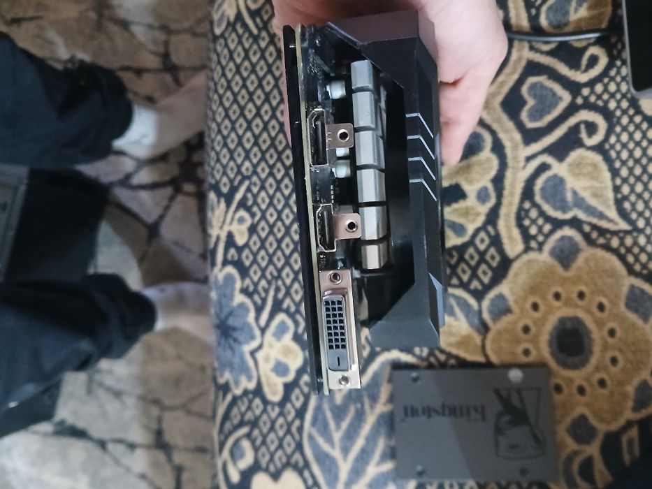 Vand monitor si sursa si placa de geiming  si  pe tote le vand