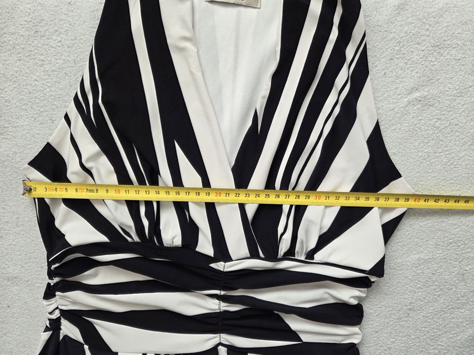 Rochie eleganta cu umerii goi
