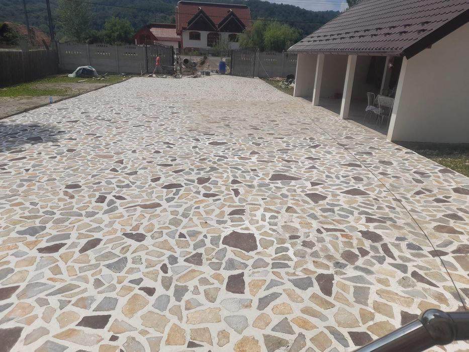 Vnd piatra si montez pentru cei interesati mai multe detalii nr