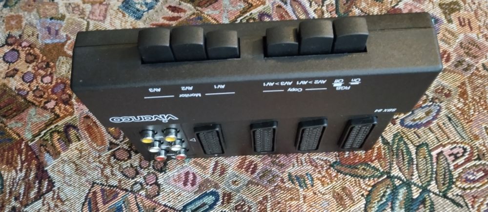 Лот от разпределител за аудио с-ма,кабели,5-ци,съединители и др.