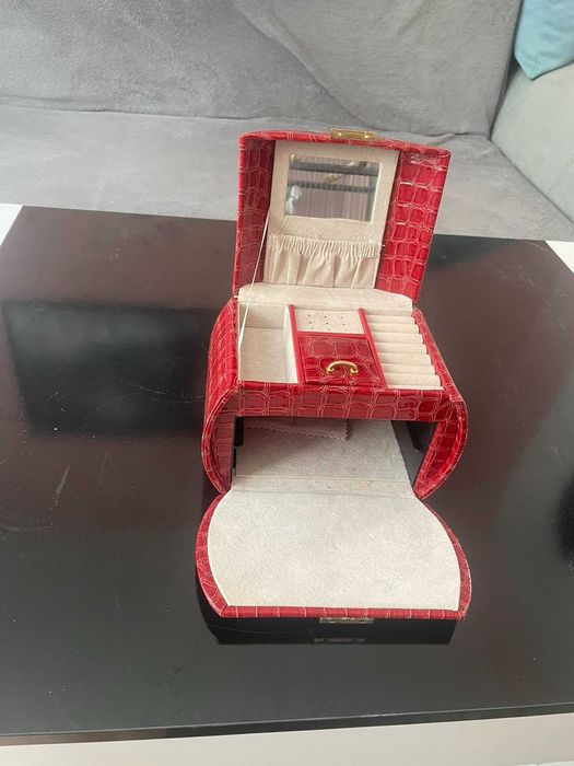 Кутия за бижута в червен цвят