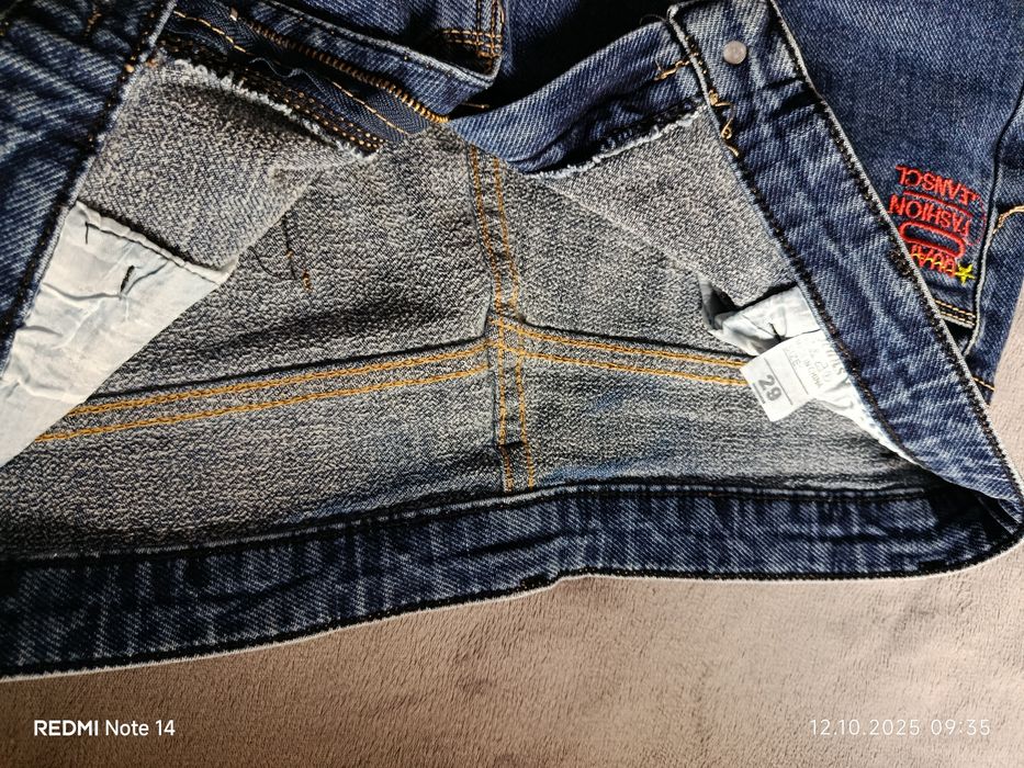 Брючки новые размер 29 утеплённые немного. Киргили