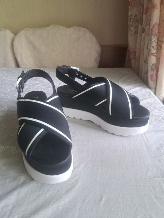 Босоножки черные