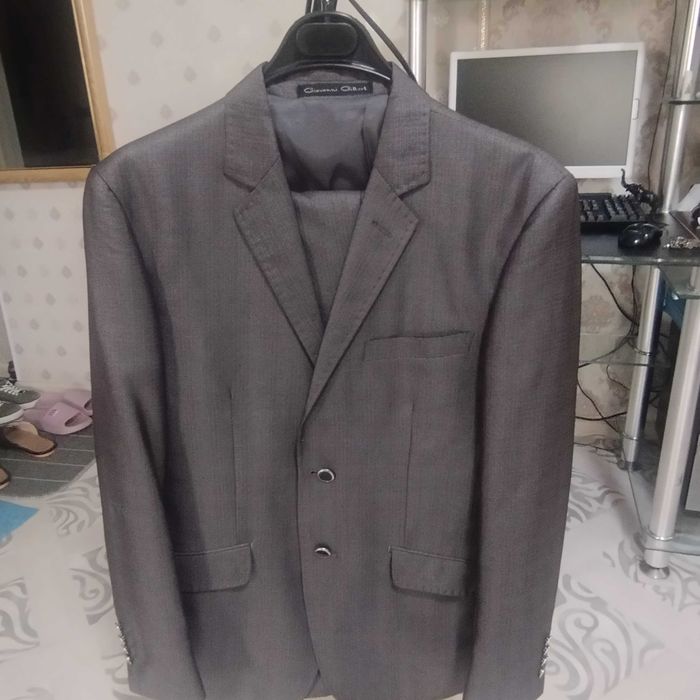 Продам мужские костюмы