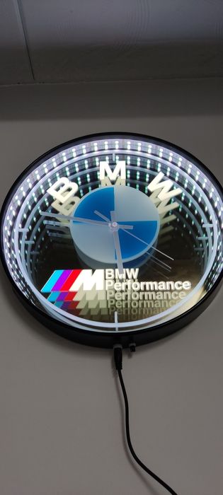 Часовник със светеща емблемата на BMW 3D RGB