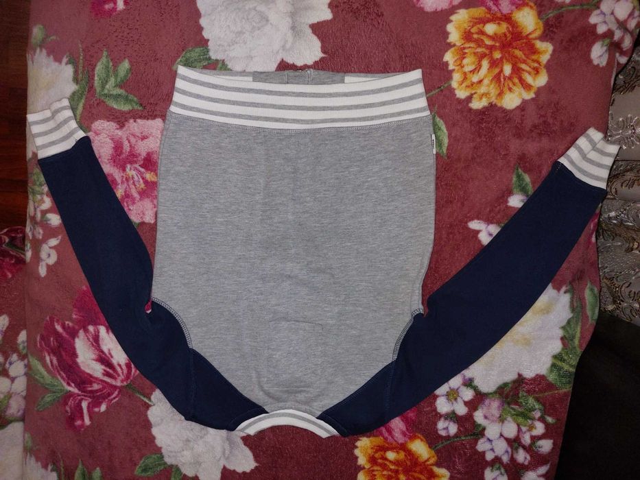 Vand doua bluze maneca lunga copii 7-8 ani