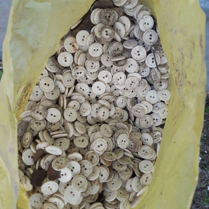 Пуговицы много продам срочно