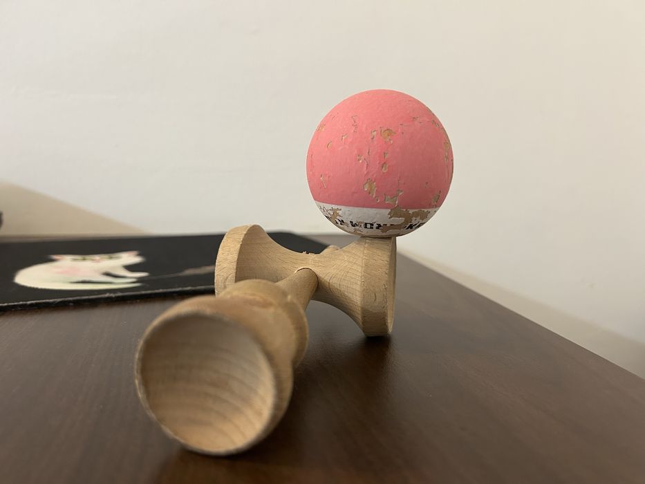 Vand kendama krom pop, roz, rubber.